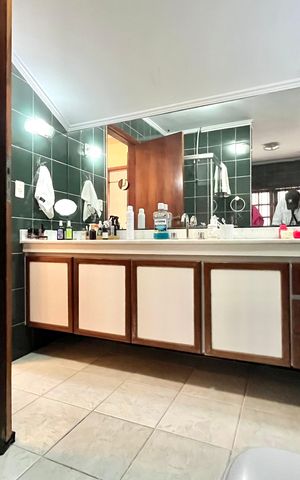Casa à venda com 256m², 4 quartos e 2 vagas Casa à venda com 256m², 4 quartos e 2 vagasBanheiro 1