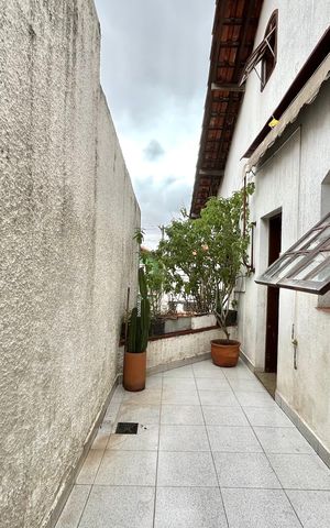 Casa à venda com 256m², 4 quartos e 2 vagas Casa à venda com 256m², 4 quartos e 2 vagasÁrea externa