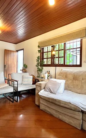 Casa à venda com 256m², 4 quartos e 2 vagas Casa à venda com 256m², 4 quartos e 2 vagasSala