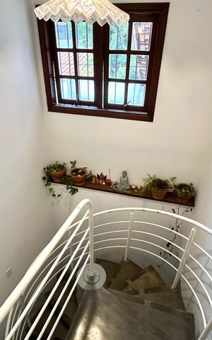 Casa à venda com 256m², 4 quartos e 2 vagas Casa à venda com 256m², 4 quartos e 2 vagasEscada