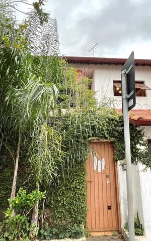 Casa à venda com 256m², 4 quartos e 2 vagas Casa à venda com 256m², 4 quartos e 2 vagasFachada