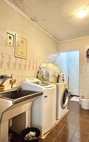 Casa à venda com 256m², 4 quartos e 2 vagas Casa à venda com 256m², 4 quartos e 2 vagasÁrea de Serviço