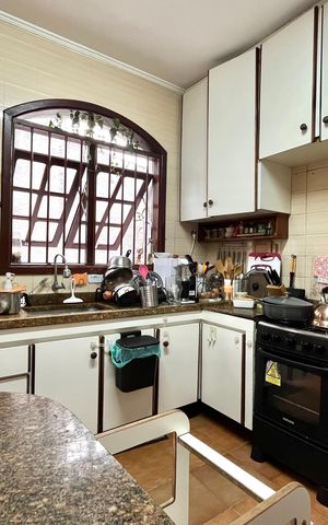 Casa à venda com 256m², 4 quartos e 2 vagas Casa à venda com 256m², 4 quartos e 2 vagasCozinha