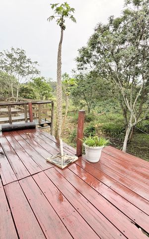Casa à venda com 202m², 3 quartos e 3 vagasDeck externo e vista