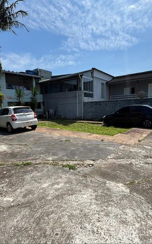 Casa à venda com 223m², 6 quartos e 3 vagas Casa à venda com 223m², 6 quartos e 3 vagasGaragem