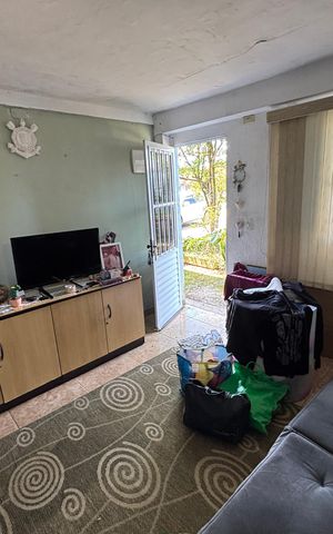 Casa à venda com 223m², 6 quartos e 3 vagas Casa à venda com 223m², 6 quartos e 3 vagasSala