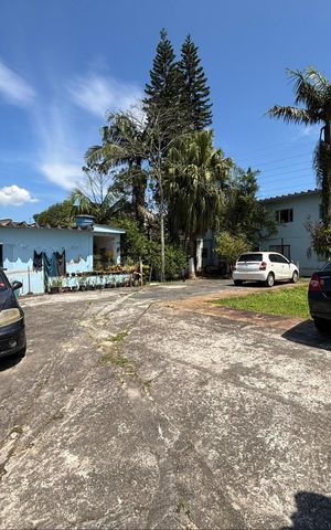 Casa à venda com 223m², 6 quartos e 3 vagas Casa à venda com 223m², 6 quartos e 3 vagasGaragem