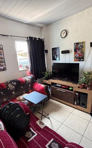 Casa à venda com 223m², 6 quartos e 3 vagas Casa à venda com 223m², 6 quartos e 3 vagasSala
