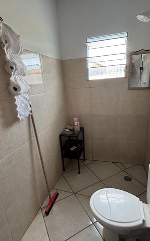 Casa à venda com 223m², 6 quartos e 3 vagas Casa à venda com 223m², 6 quartos e 3 vagasBanheiro