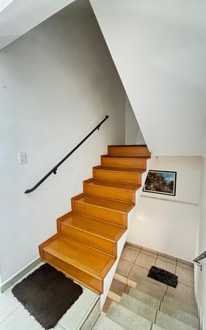 Casa para alugar com 280m², 4 quartos e 5 vagas Casa para alugar com 280m², 4 quartos e 5 vagasEscada