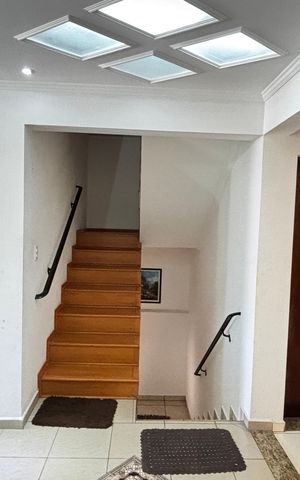 Casa para alugar com 280m², 4 quartos e 5 vagas Casa para alugar com 280m², 4 quartos e 5 vagasSala