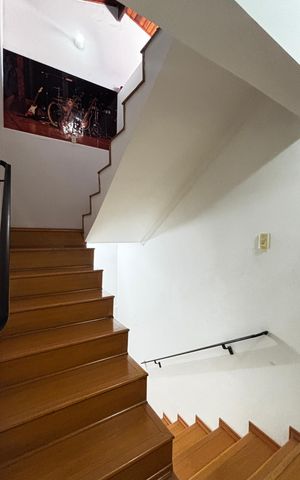 Casa para alugar com 280m², 4 quartos e 5 vagas Casa para alugar com 280m², 4 quartos e 5 vagasEscada