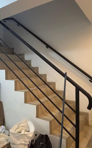 Casa para alugar com 260m², 7 quartos e sem vaga Casa para alugar com 260m², 7 quartos e sem vagaEscada