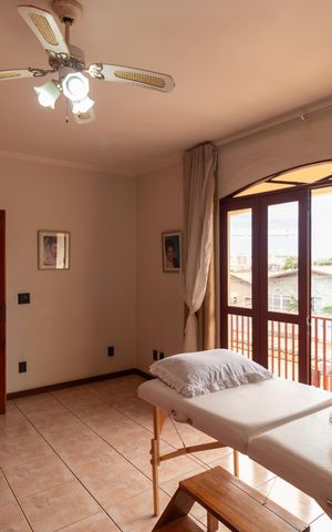 Casa à venda com 270m², 5 quartos e 4 vagas Casa à venda com 270m², 5 quartos e 4 vagasSala de TV