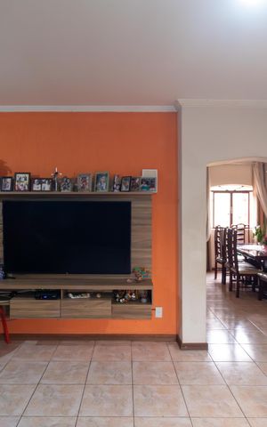 Casa à venda com 270m², 5 quartos e 4 vagas Casa à venda com 270m², 5 quartos e 4 vagasSalas