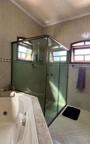 Casa à venda com 310m², 3 quartos e 10 vagas Casa à venda com 310m², 3 quartos e 10 vagasBanheiro da Suíte