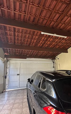Casa à venda com 310m², 3 quartos e 10 vagas Casa à venda com 310m², 3 quartos e 10 vagasGaragem