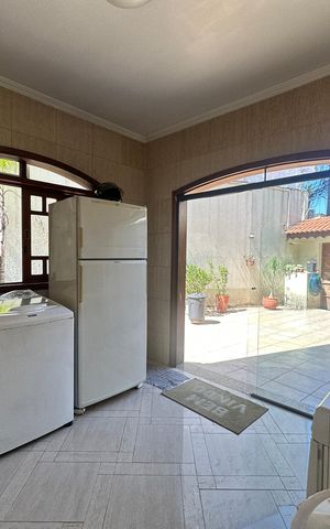 Casa à venda com 310m², 3 quartos e 10 vagas Casa à venda com 310m², 3 quartos e 10 vagasÁrea de Serviço