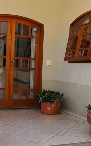 Casa à venda com 310m², 3 quartos e 10 vagas Casa à venda com 310m², 3 quartos e 10 vagasVaranda