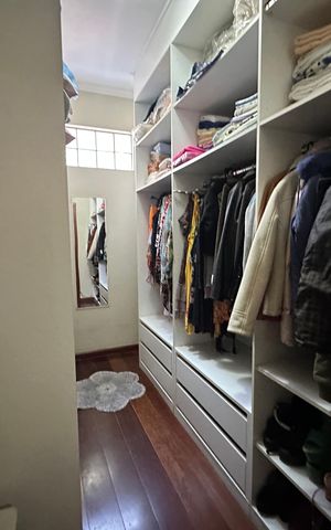 Casa à venda com 310m², 3 quartos e 10 vagas Casa à venda com 310m², 3 quartos e 10 vagasCloset da suíte