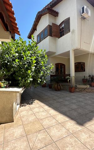 Casa à venda com 310m², 3 quartos e 10 vagas Casa à venda com 310m², 3 quartos e 10 vagasGaragem
