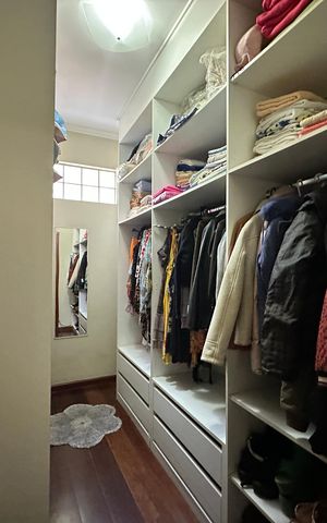 Casa à venda com 310m², 3 quartos e 10 vagas Casa à venda com 310m², 3 quartos e 10 vagasCloset da suíte