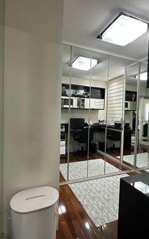 Apartamento à venda com 105m², 2 quartos e 2 vagas Apartamento à venda com 105m², 2 quartos e 2 vagasCloset da suíte