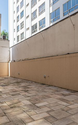 Apartamento à venda com 250m², 4 quartos e 2 vagas Apartamento à venda com 250m², 4 quartos e 2 vagasÁrea comum - Pátio