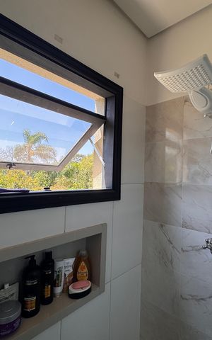 Casa de condomínio para alugar com 800m², 3 quartos e 3 vagas Casa de condomínio para alugar com 800m², 3 quartos e 3 vagasBanheiro da Suíte 1