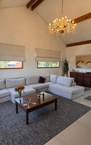 Casa de condomínio para alugar com 800m², 3 quartos e 3 vagas Casa de condomínio para alugar com 800m², 3 quartos e 3 vagasSala