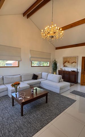 Casa de condomínio para alugar com 800m², 3 quartos e 3 vagas Casa de condomínio para alugar com 800m², 3 quartos e 3 vagasSala