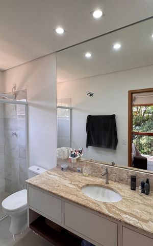 Casa de condomínio para alugar com 800m², 3 quartos e 3 vagas Casa de condomínio para alugar com 800m², 3 quartos e 3 vagasBanheiro da Suíte 1