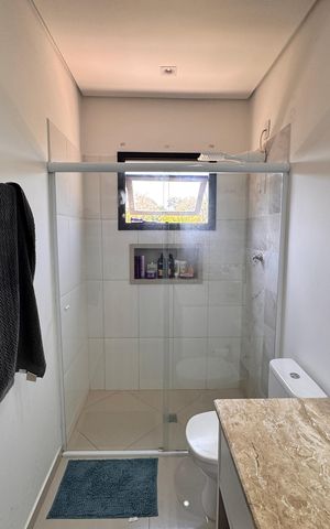 Casa de condomínio para alugar com 800m², 3 quartos e 3 vagas Casa de condomínio para alugar com 800m², 3 quartos e 3 vagasBanheiro da Suíte 1