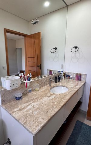 Casa de condomínio para alugar com 800m², 3 quartos e 3 vagas Casa de condomínio para alugar com 800m², 3 quartos e 3 vagasBanheiro da Suíte 1