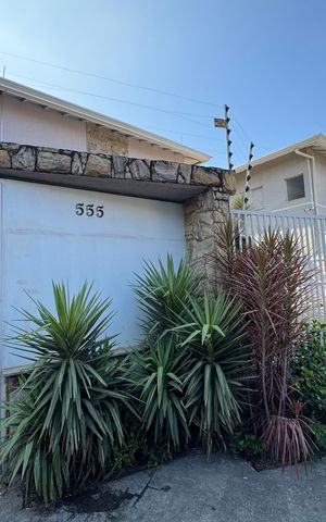 Casa de condomínio à venda com 59m², 2 quartos e 2 vagas Casa de condomínio à venda com 59m², 2 quartos e 2 vagasFachada com PLACA GRANDE