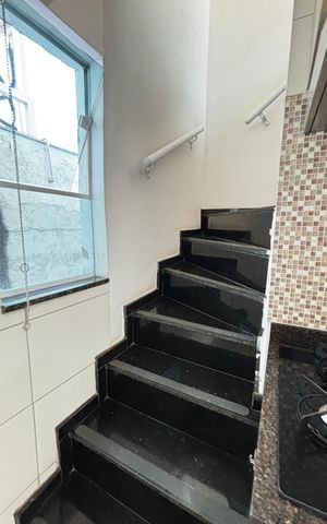 Apartamento à venda com 85m², 2 quartos e 1 vaga Apartamento à venda com 85m², 2 quartos e 1 vagaEscada