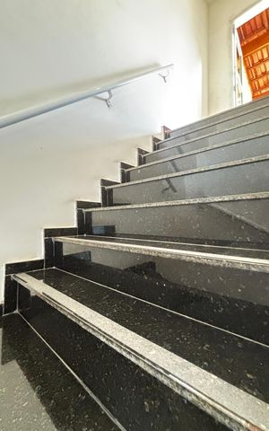 Apartamento à venda com 85m², 2 quartos e 1 vaga Apartamento à venda com 85m², 2 quartos e 1 vagaEscada