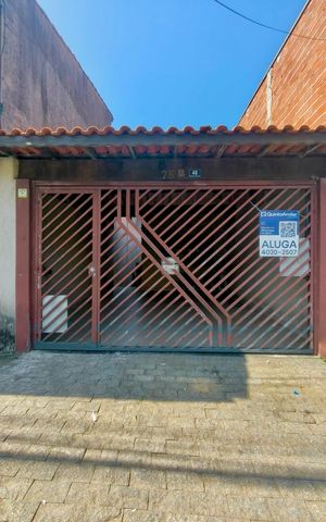 Casa para alugar com 74m², 2 quartos e 2 vagasPlaca instalada na fachada do imóvel 