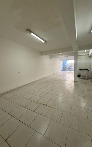 Casa à venda com 250m², 4 quartos e 5 vagas Casa à venda com 250m², 4 quartos e 5 vagasGaragem