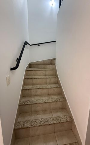 Casa à venda com 250m², 4 quartos e 5 vagas Casa à venda com 250m², 4 quartos e 5 vagasCorredor