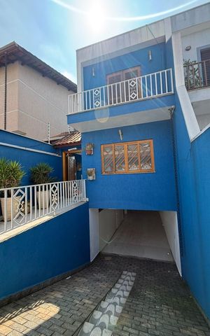 Casa à venda com 250m², 4 quartos e 5 vagas Casa à venda com 250m², 4 quartos e 5 vagasFachada