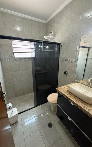 Casa à venda com 250m², 4 quartos e 5 vagas Casa à venda com 250m², 4 quartos e 5 vagasBanheiro 2