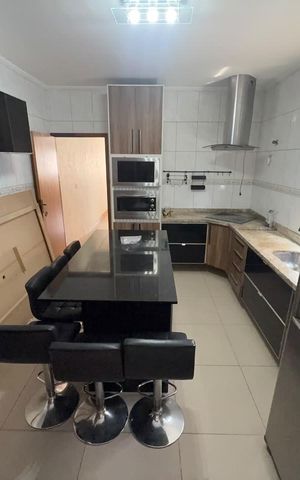 Casa à venda com 250m², 4 quartos e 5 vagas Casa à venda com 250m², 4 quartos e 5 vagasCozinha