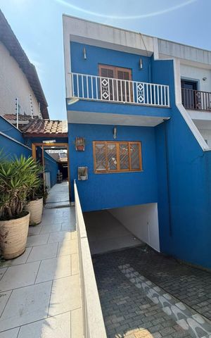 Casa à venda com 250m², 4 quartos e 5 vagas Casa à venda com 250m², 4 quartos e 5 vagasFachada