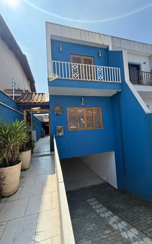 Casa à venda com 250m², 4 quartos e 5 vagas Casa à venda com 250m², 4 quartos e 5 vagasFachada