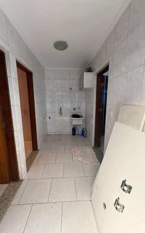Casa à venda com 250m², 4 quartos e 5 vagas Casa à venda com 250m², 4 quartos e 5 vagasÁrea de serviço