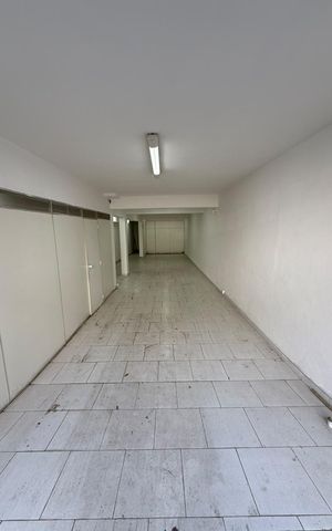 Casa à venda com 250m², 4 quartos e 5 vagas Casa à venda com 250m², 4 quartos e 5 vagasGaragem