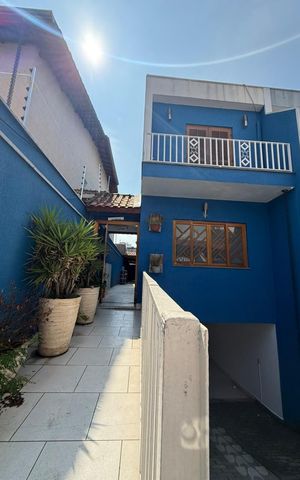 Casa à venda com 250m², 4 quartos e 5 vagas Casa à venda com 250m², 4 quartos e 5 vagasFachada