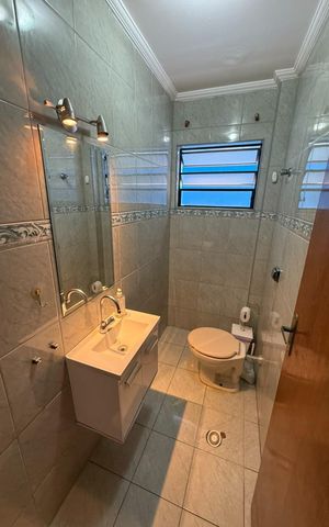 Casa à venda com 250m², 4 quartos e 5 vagas Casa à venda com 250m², 4 quartos e 5 vagasBanheiro 1