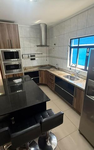 Casa à venda com 250m², 4 quartos e 5 vagas Casa à venda com 250m², 4 quartos e 5 vagasCozinha